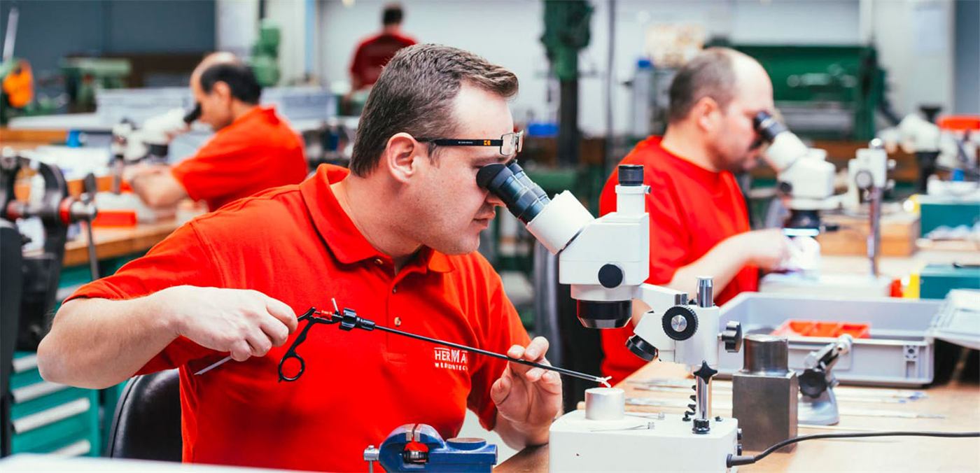 Kontrolle unter dem Mikroskop
